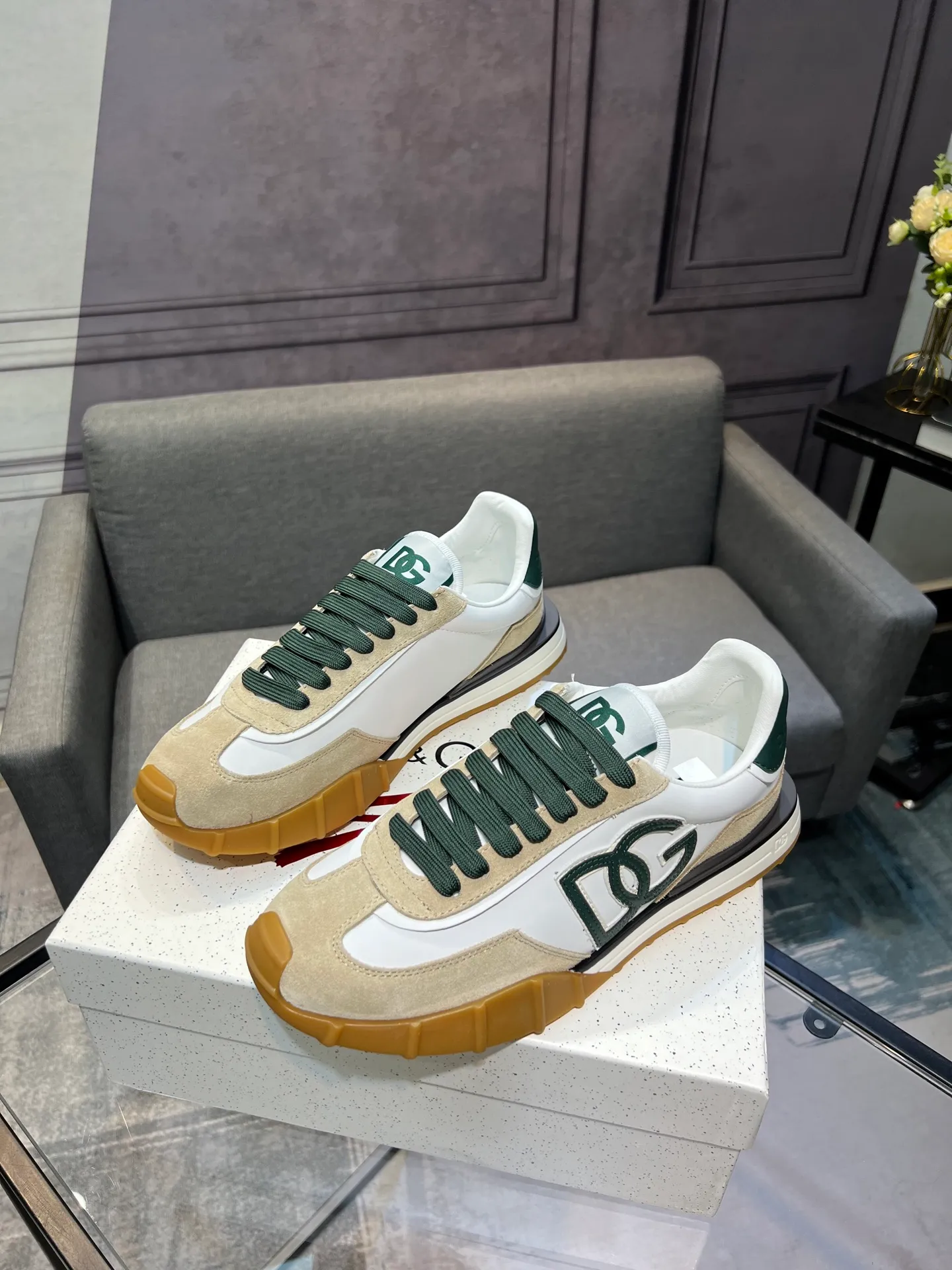 Men's shoes 💰560 Dolce&Gabbana D&G's latest casual sports shoes. Original purchase, development and production. DG's latest explosion. The tongue has the brand's iconic details. It is fashionable and versatile and can add luster to various looks. Create an exquisite design with unique dynamic vitality and modern atmosphere, showing modern and elegant style. Exquisite packaging at the delivery counter🛍📦 ▪️Fabric: Original customized cowhide, lining: Original customized breathable lining, Size: Men's 38-44 (45 46 customized)